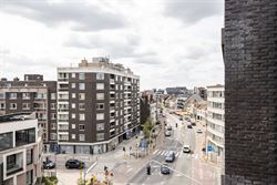 In de Gentstraat in Deinze ontdek je dit perfect onderhouden en instapklare appartement op de vijfde verdieping van een verzorgd gebouw uit 2006. Hier...