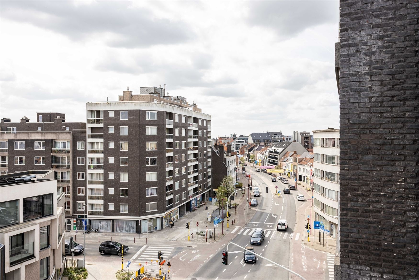 In de Gentstraat in Deinze ontdek je dit perfect onderhouden en instapklare appartement op de vijfde verdieping van een verzorgd gebouw uit 2006. Hier...