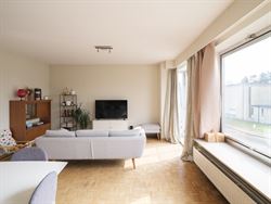 In een groene en rustige buurt van Sint-Amandsberg, pal aan een aangenaam groen plein, ligt dit lichtrijke appartement van 115 m². Hier woon je in al...