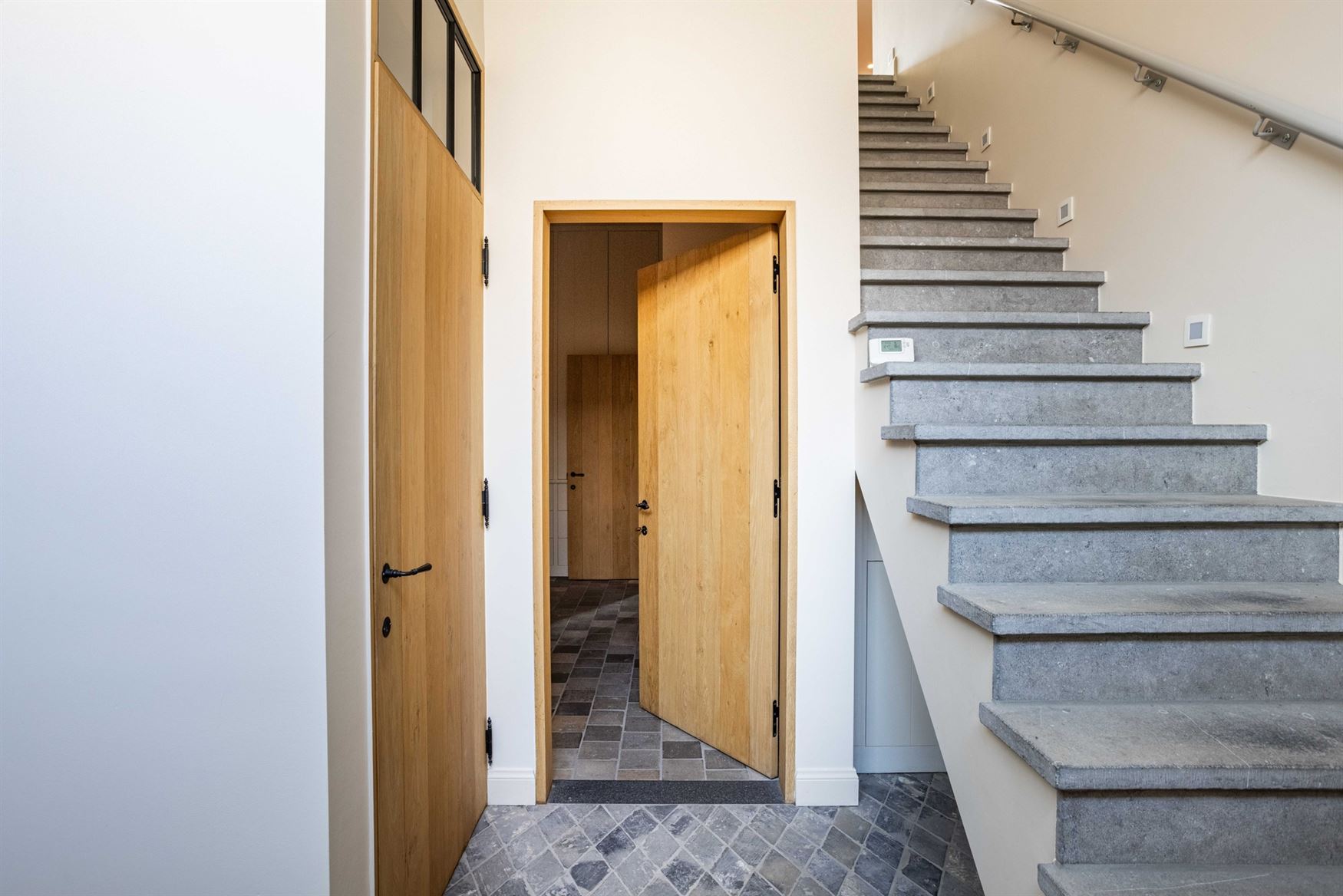 In de Jules Persynstraat in Gentbrugge ligt deze recente eigendom die wonen en werken perfect combineert. Vlot bereikbaar en met een indrukwekkend vol...