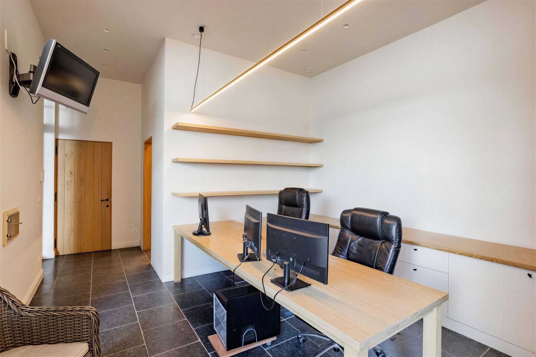 In de Jules Persynstraat in Gentbrugge ligt deze recente eigendom die wonen en werken perfect combineert. Vlot bereikbaar en met een indrukwekkend vol...