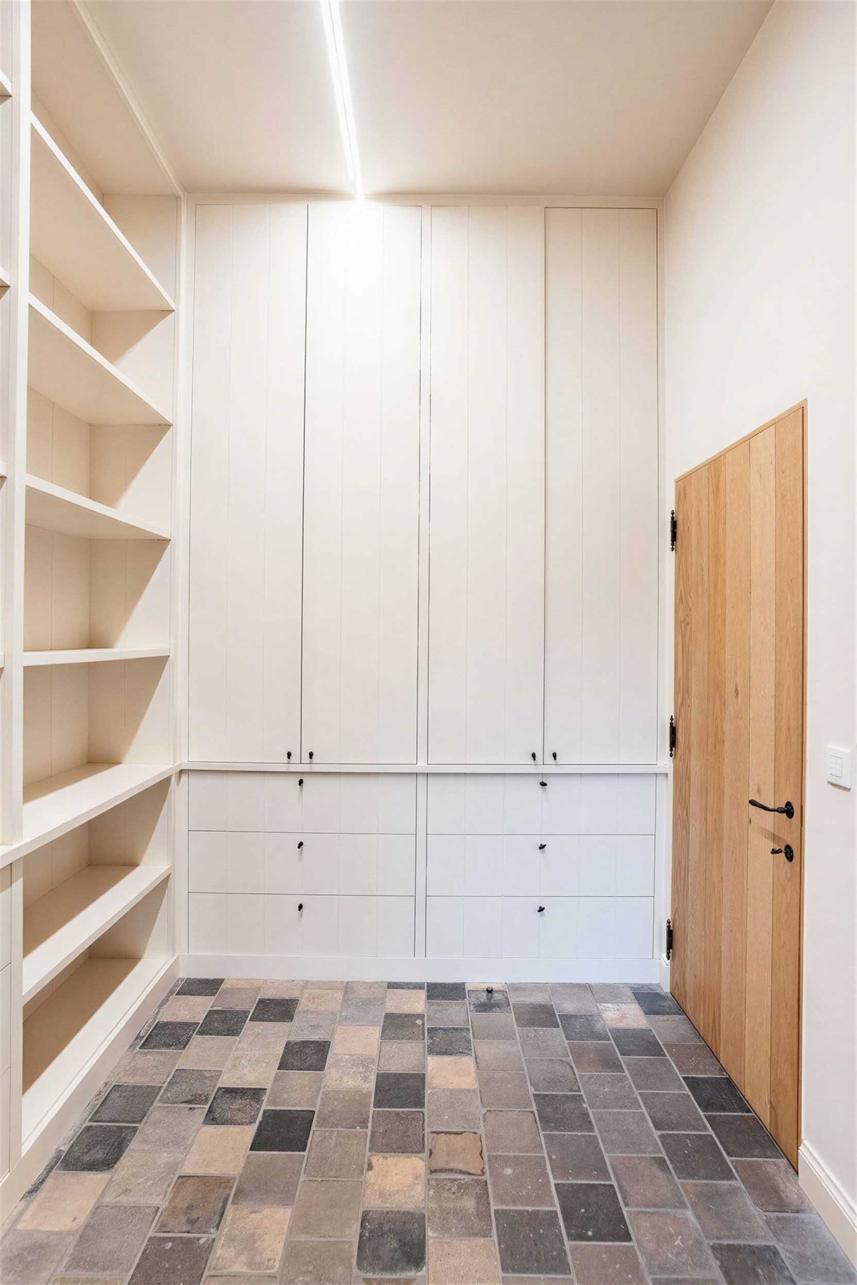 In de Jules Persynstraat in Gentbrugge ligt deze recente eigendom die wonen en werken perfect combineert. Vlot bereikbaar en met een indrukwekkend vol...