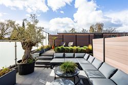 In de Jules Persynstraat in Gentbrugge ligt deze recente eigendom die wonen en werken perfect combineert. Vlot bereikbaar en met een indrukwekkend vol...