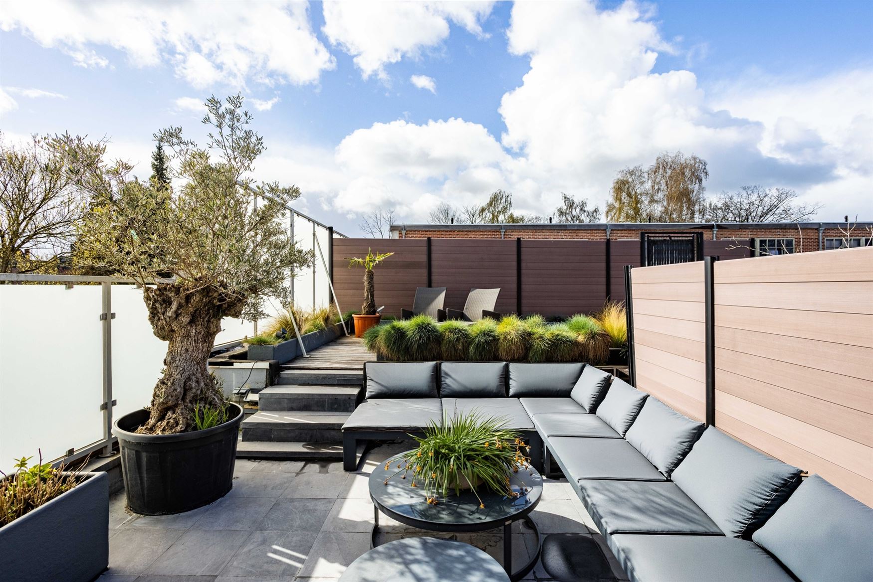 In de Jules Persynstraat in Gentbrugge ligt deze recente eigendom die wonen en werken perfect combineert. Vlot bereikbaar en met een indrukwekkend vol...