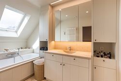 In de Jules Persynstraat in Gentbrugge ligt deze recente eigendom die wonen en werken perfect combineert. Vlot bereikbaar en met een indrukwekkend vol...