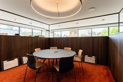Deze stijlvolle kantoorruimte van 241 m² bevindt zich in Sint-Denijs-Westrem, langs de Kortrijksesteenweg. Een absolute prime location waar visibilit...