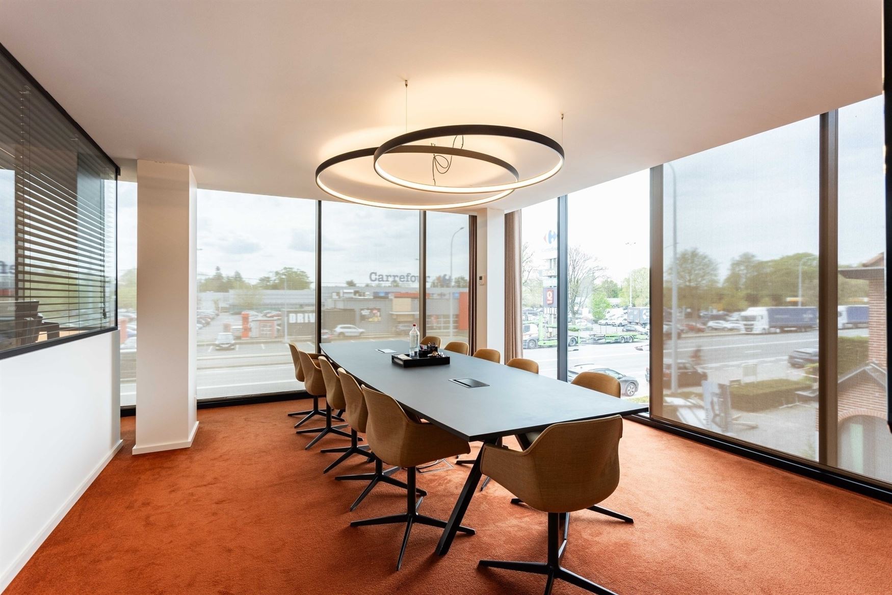 Deze stijlvolle kantoorruimte van 241 m² bevindt zich in Sint-Denijs-Westrem, langs de Kortrijksesteenweg. Een absolute prime location waar visibilit...