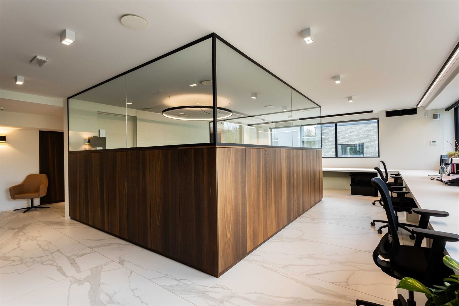 Deze stijlvolle kantoorruimte van 241 m² bevindt zich in Sint-Denijs-Westrem, langs de Kortrijksesteenweg. Een absolute prime location waar visibilit...