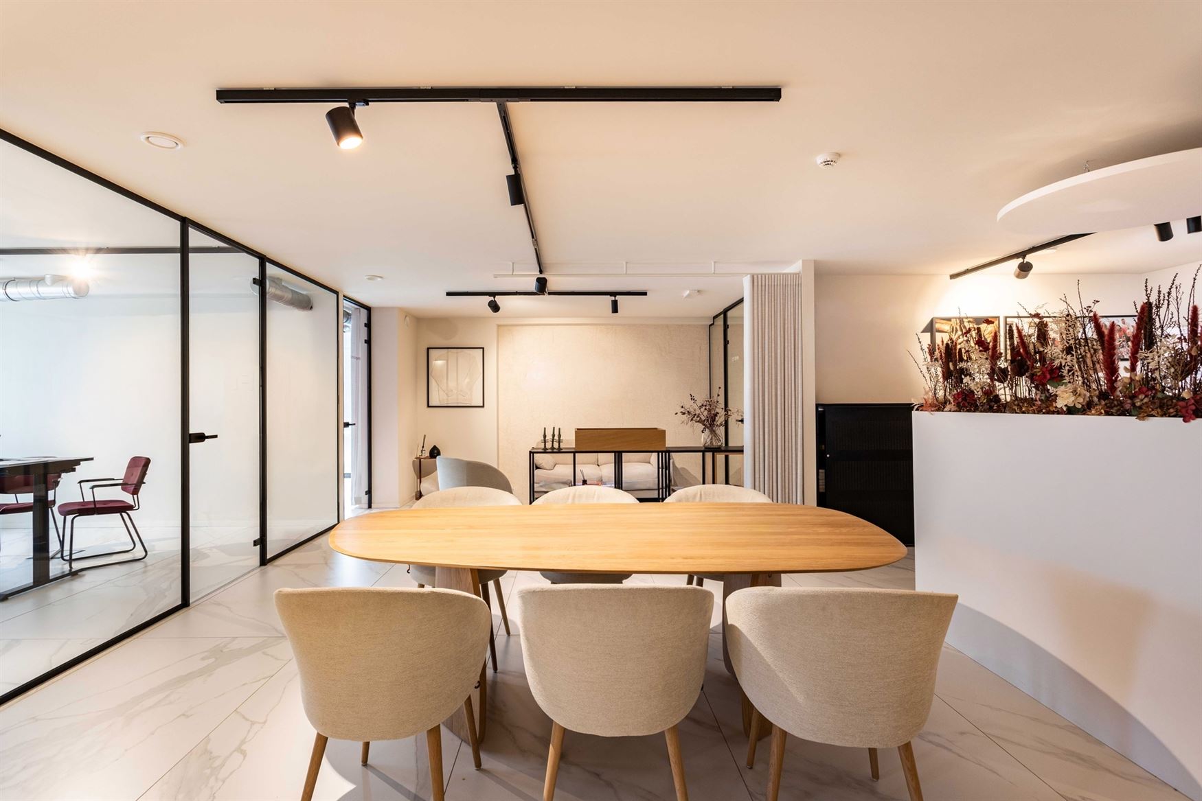 Deze elegante kantoorruimte van 146 m² maakt deel uit van een modern gebouw uit 2020, gelegen in Sint-Denijs-Westrem langs de Kortrijksesteenweg. Een...
