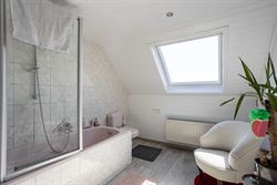 In de gegeerde Maria van Boergondiëstraat bevindt zich deze karaktervolle stadswoning met 165 m² bewoonbare oppervlakte. De woning combineert ruimte...