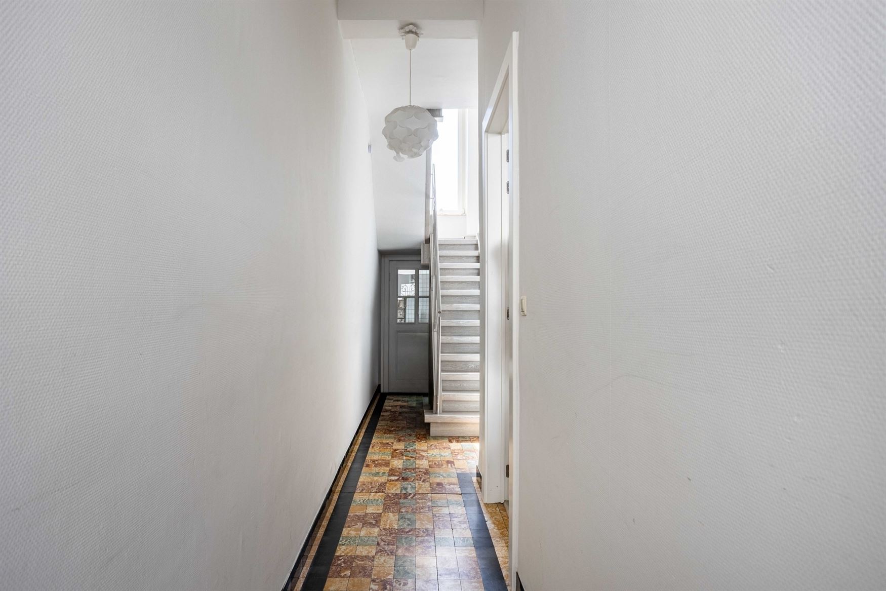 In de gegeerde Maria van Boergondiëstraat bevindt zich deze karaktervolle stadswoning met 165 m² bewoonbare oppervlakte. De woning combineert ruimte...