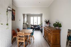 In de gegeerde Maria van Boergondiëstraat bevindt zich deze karaktervolle stadswoning met 165 m² bewoonbare oppervlakte. De woning combineert ruimte...