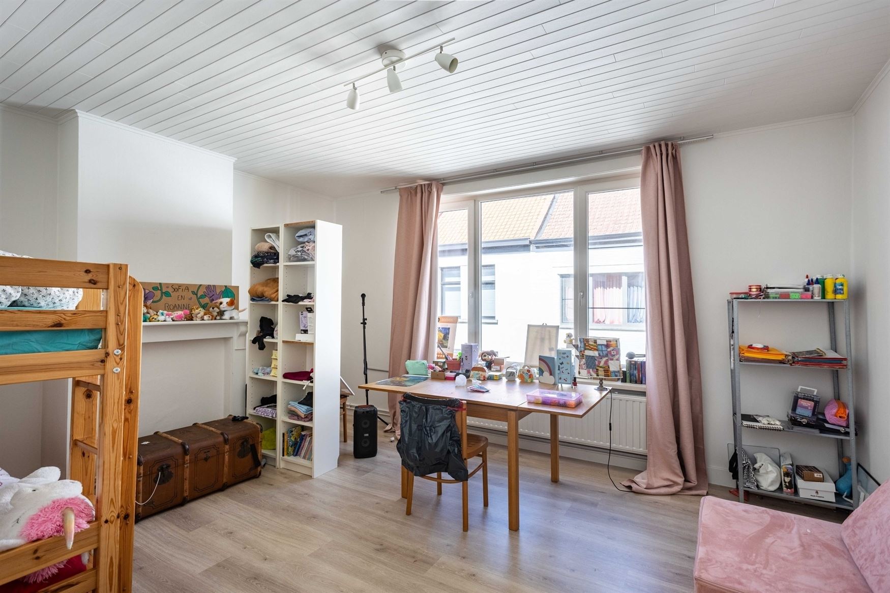 In de gegeerde Maria van Boergondiëstraat bevindt zich deze karaktervolle stadswoning met 165 m² bewoonbare oppervlakte. De woning combineert ruimte...