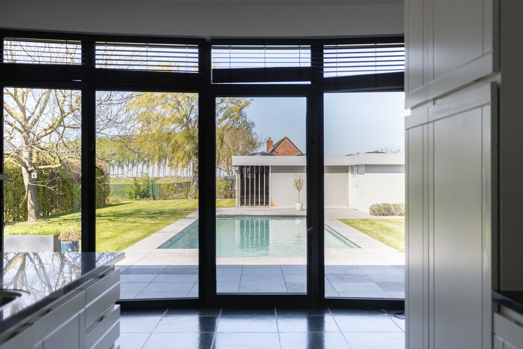 Wonen. Ondernemen. Investeren. Alles op één uitzonderlijke locatie.
Deze unieke eigendom waar hoogwaardige woonkwaliteit en professionele infrastru...