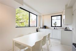 Deze stijlvolle kantoorruimte van 241 m² bevindt zich in Sint-Denijs-Westrem, langs de Kortrijksesteenweg. Een absolute prime location waar visibilit...