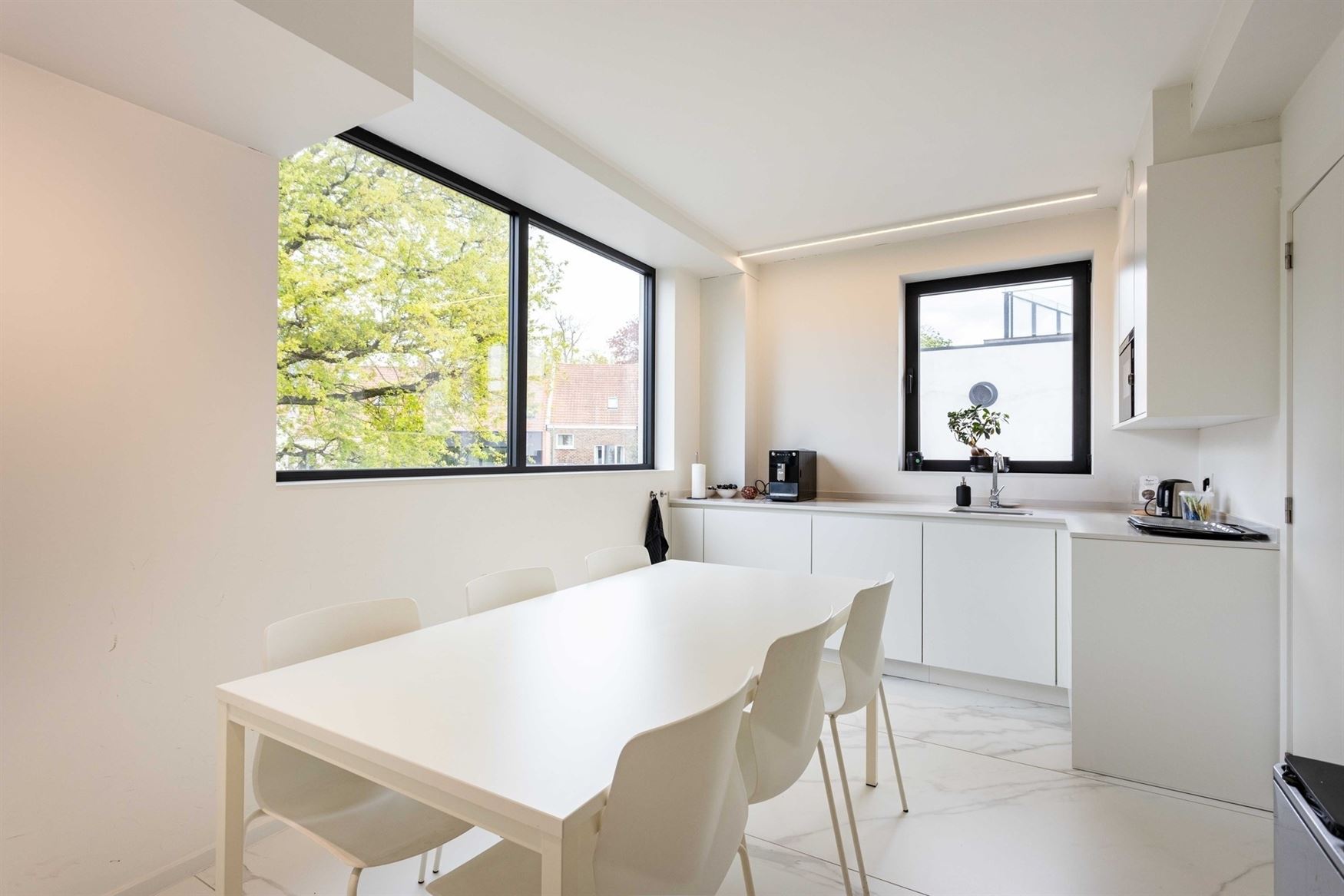 Deze stijlvolle kantoorruimte van 241 m² bevindt zich in Sint-Denijs-Westrem, langs de Kortrijksesteenweg. Een absolute prime location waar visibilit...
