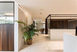 Deze stijlvolle kantoorruimte van 241 m² bevindt zich in Sint-Denijs-Westrem, langs de Kortrijksesteenweg. Een absolute prime location waar visibilit...