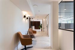 Deze stijlvolle kantoorruimte van 241 m² bevindt zich in Sint-Denijs-Westrem, langs de Kortrijksesteenweg. Een absolute prime location waar visibilit...