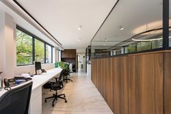 Deze stijlvolle kantoorruimte van 241 m² bevindt zich in Sint-Denijs-Westrem, langs de Kortrijksesteenweg. Een absolute prime location waar visibilit...