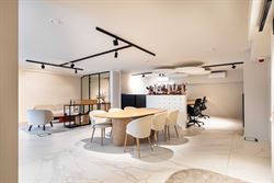 Deze elegante kantoorruimte van 146 m² maakt deel uit van een modern gebouw uit 2020, gelegen in Sint-Denijs-Westrem langs de Kortrijksesteenweg. Een...