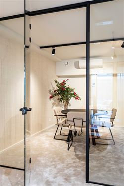 Deze elegante kantoorruimte van 146 m² maakt deel uit van een modern gebouw uit 2020, gelegen in Sint-Denijs-Westrem langs de Kortrijksesteenweg. Een...