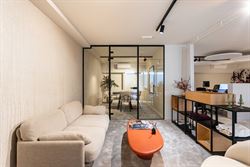 Deze elegante kantoorruimte van 146 m² maakt deel uit van een modern gebouw uit 2020, gelegen in Sint-Denijs-Westrem langs de Kortrijksesteenweg. Een...
