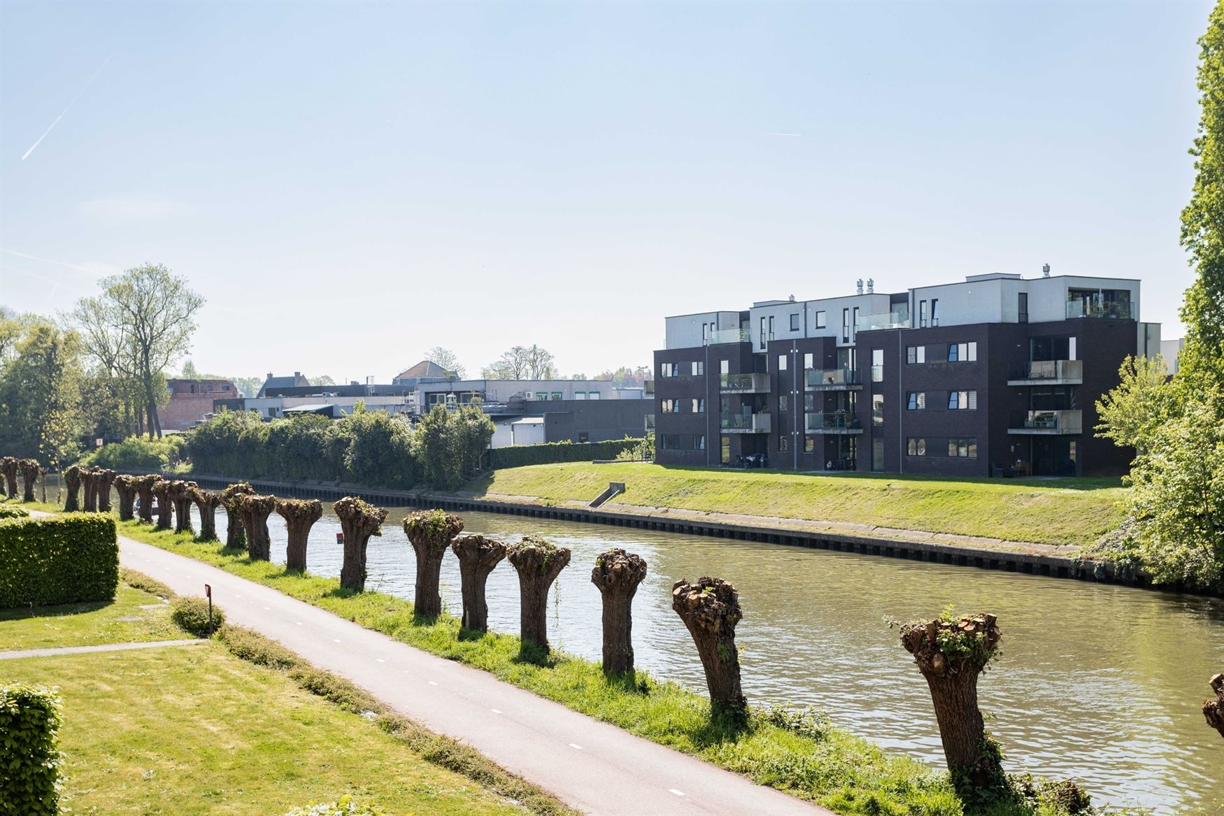 Licht, zicht en rust komen hier prachtig samen. In de gegeerde Gebroeders Nachtergaelestraat, vlak bij het centrum van Deinze, bevindt zich dit ruime ...