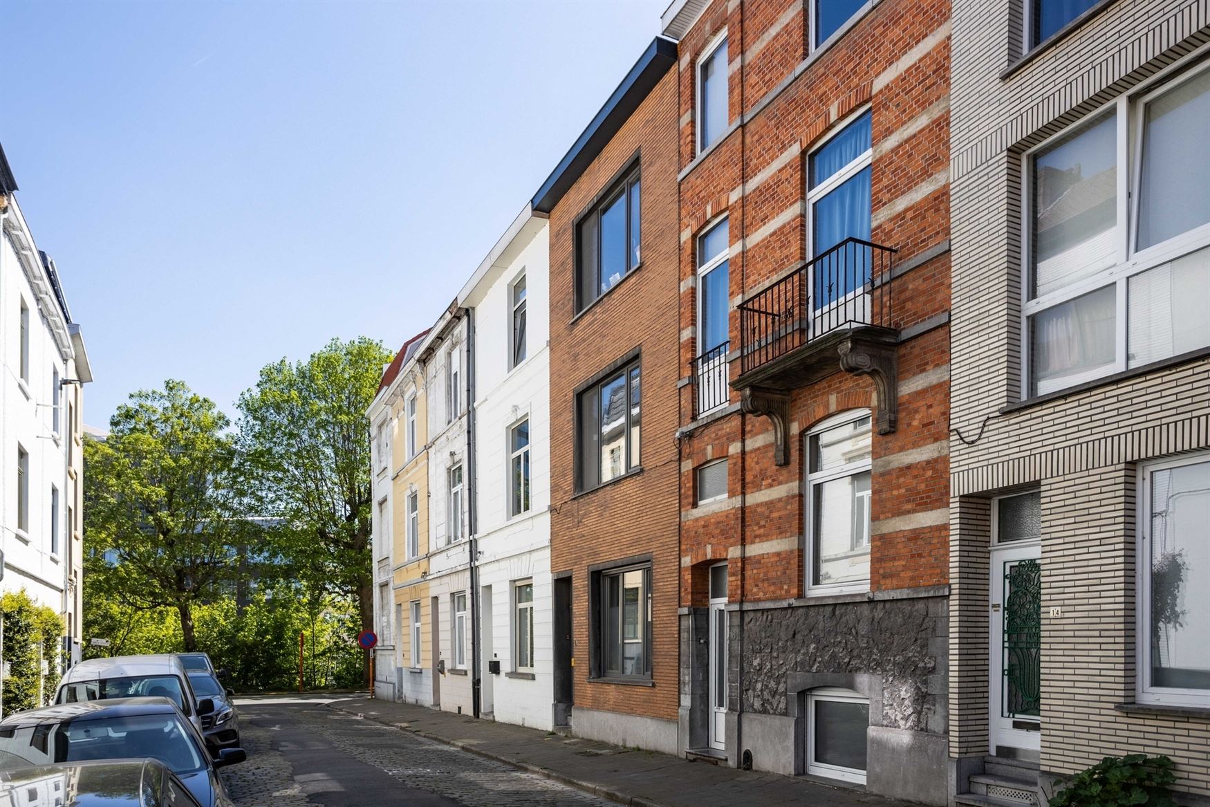 In de gegeerde Maria van Boergondiëstraat bevindt zich deze karaktervolle stadswoning met 165 m² bewoonbare oppervlakte. De woning combineert ruimte...