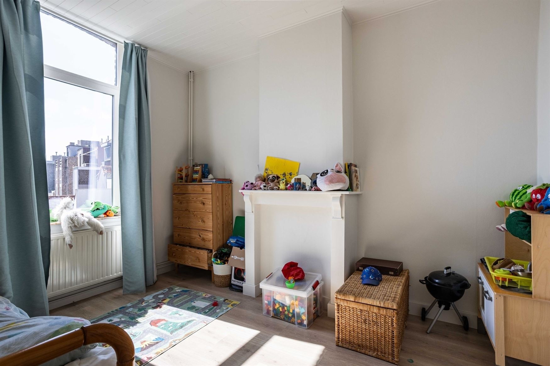 In de gegeerde Maria van Boergondiëstraat bevindt zich deze karaktervolle stadswoning met 165 m² bewoonbare oppervlakte. De woning combineert ruimte...