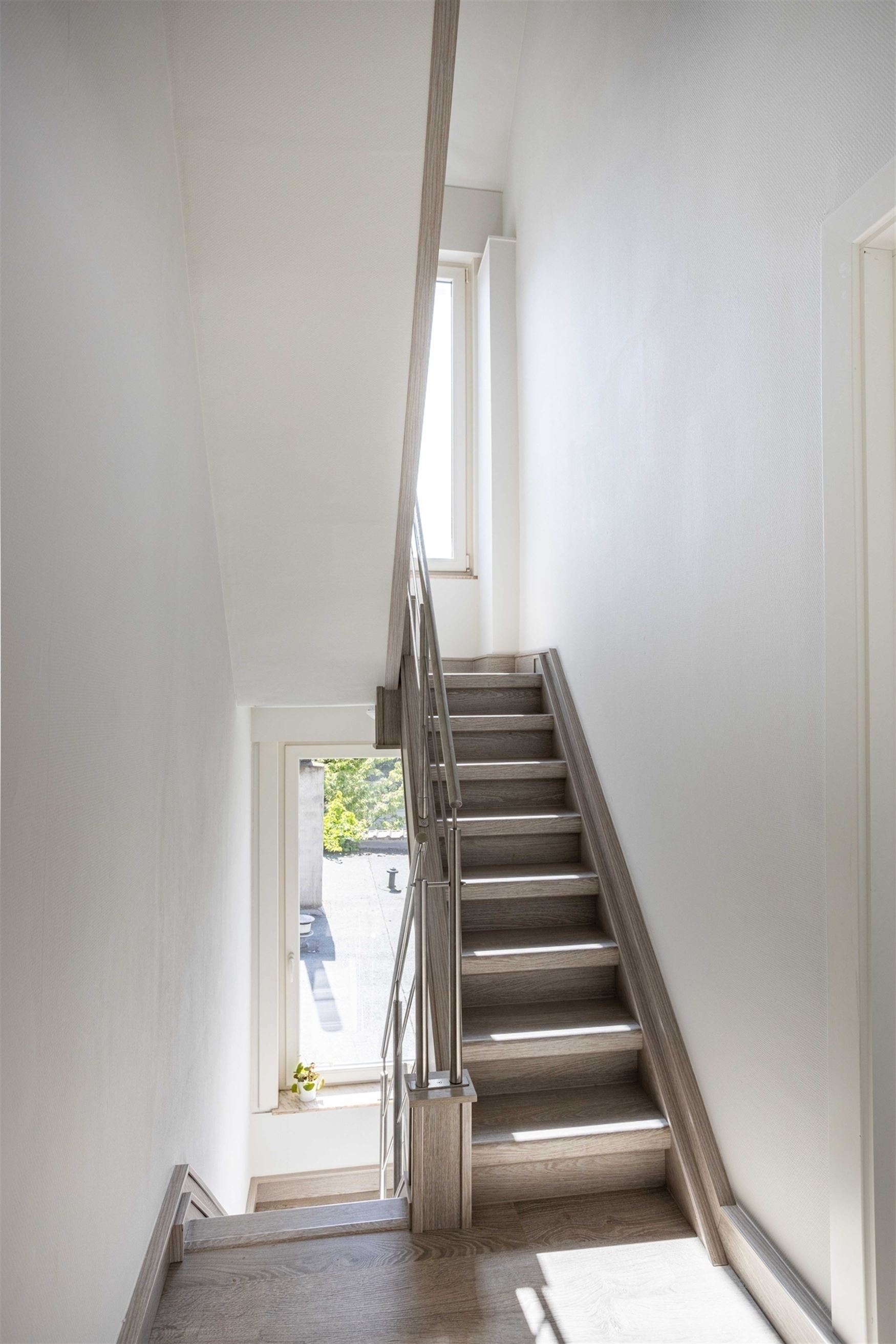 In de gegeerde Maria van Boergondiëstraat bevindt zich deze karaktervolle stadswoning met 165 m² bewoonbare oppervlakte. De woning combineert ruimte...