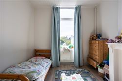 In de gegeerde Maria van Boergondiëstraat bevindt zich deze karaktervolle stadswoning met 165 m² bewoonbare oppervlakte. De woning combineert ruimte...