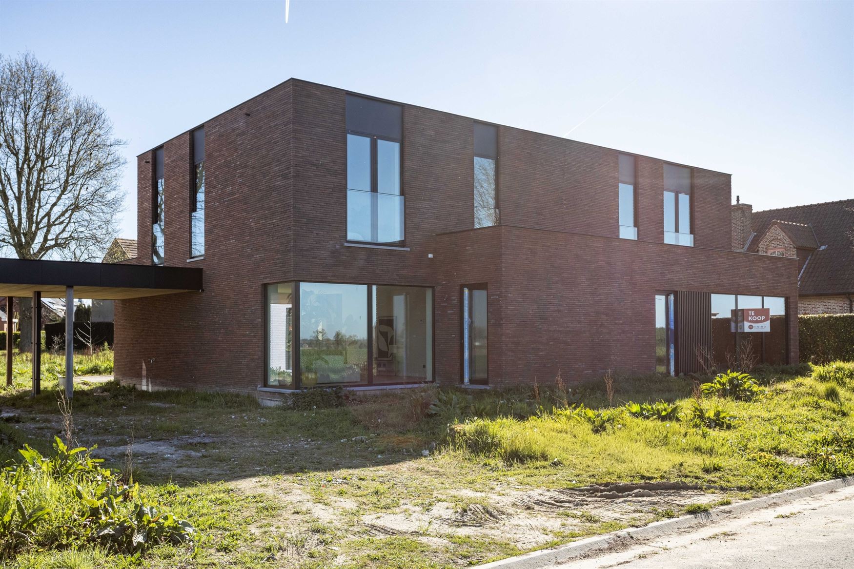 Prachtig landelijk gelegen, vlakbij de gezellige dorpskern Vinkt en op slechts 10 min. van Deinze-centrum.

Op het einde van een doodlopende straat ...