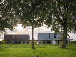 Prachtig landelijk gelegen, vlakbij de gezellige dorpskern Vinkt en op slechts 10 min. van Deinze-centrum.

Op het einde van een doodlopende straat ...