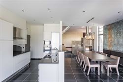 Wonen. Ondernemen. Investeren. Alles op één uitzonderlijke locatie.
Deze unieke eigendom waar hoogwaardige woonkwaliteit en professionele infrastru...