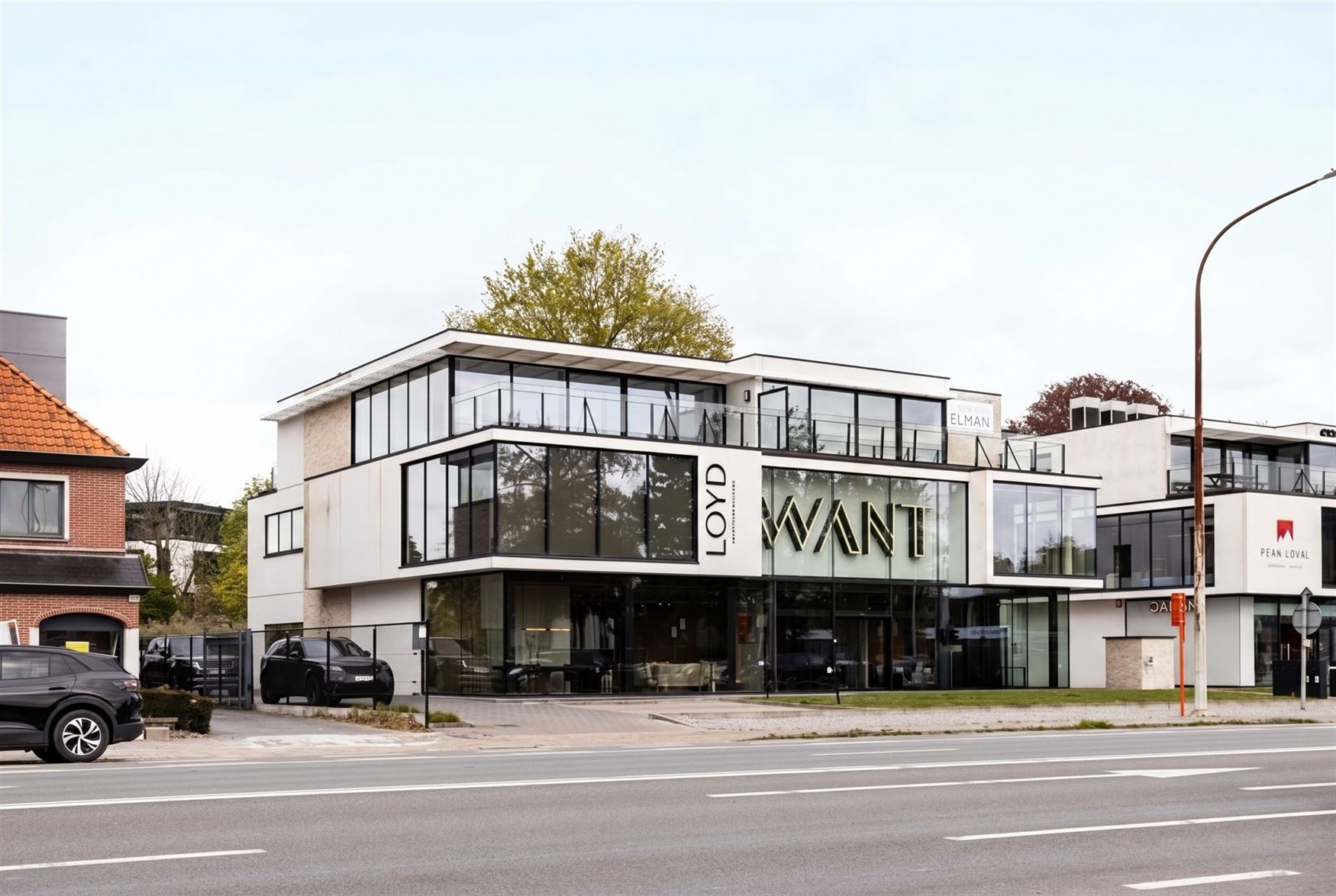 Deze stijlvolle kantoorruimte van 241 m² bevindt zich in Sint-Denijs-Westrem, langs de Kortrijksesteenweg. Een absolute prime location waar visibilit...