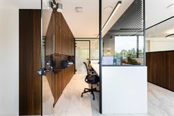 Deze stijlvolle kantoorruimte van 241 m² bevindt zich in Sint-Denijs-Westrem, langs de Kortrijksesteenweg. Een absolute prime location waar visibilit...