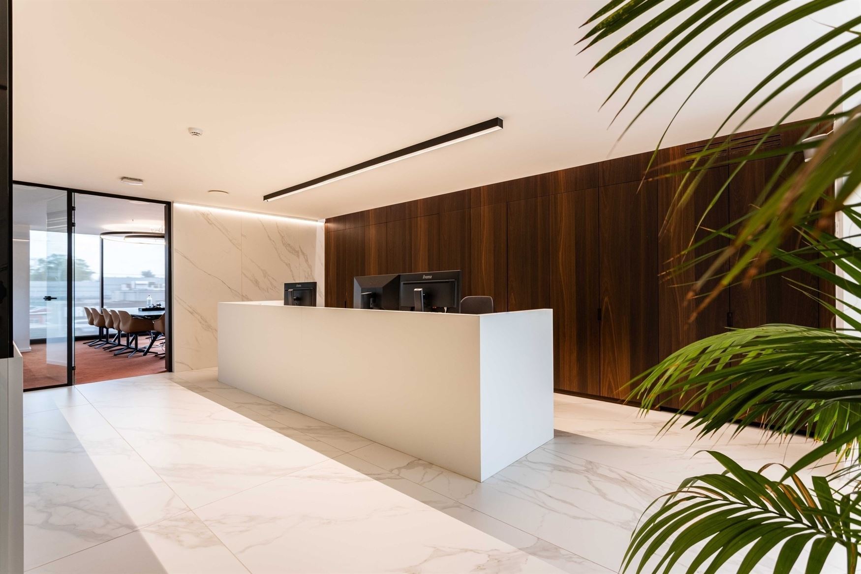 Deze stijlvolle kantoorruimte van 241 m² bevindt zich in Sint-Denijs-Westrem, langs de Kortrijksesteenweg. Een absolute prime location waar visibilit...