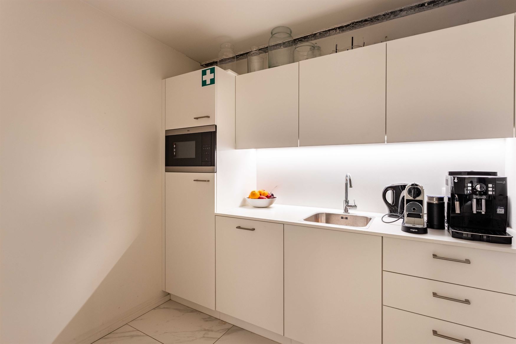 Deze elegante kantoorruimte van 146 m² maakt deel uit van een modern gebouw uit 2020, gelegen in Sint-Denijs-Westrem langs de Kortrijksesteenweg. Een...