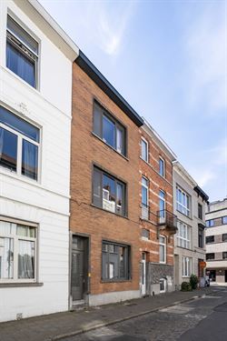 In de gegeerde Maria van Boergondiëstraat bevindt zich deze karaktervolle stadswoning met 165 m² bewoonbare oppervlakte. De woning combineert ruimte...