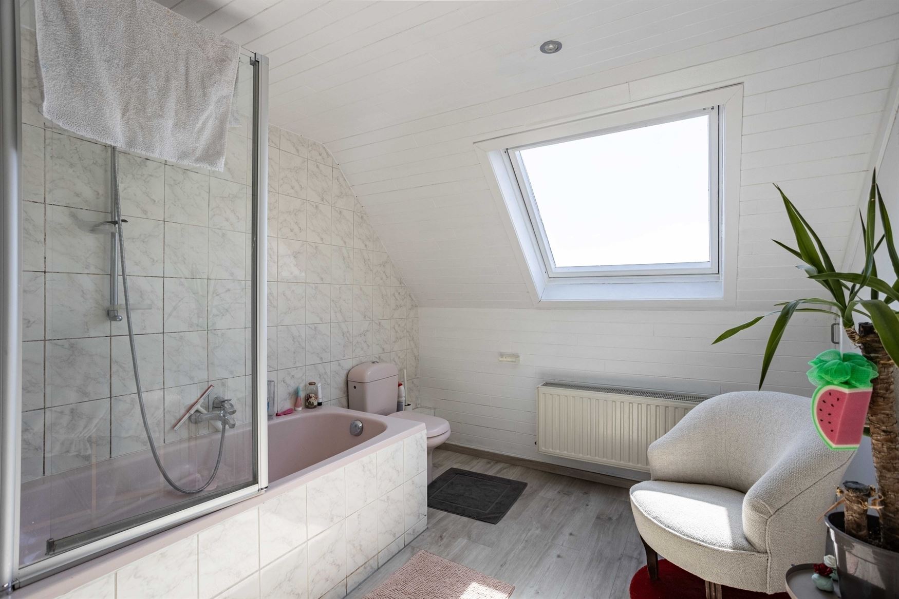In de gegeerde Maria van Boergondiëstraat bevindt zich deze karaktervolle stadswoning met 165 m² bewoonbare oppervlakte. De woning combineert ruimte...