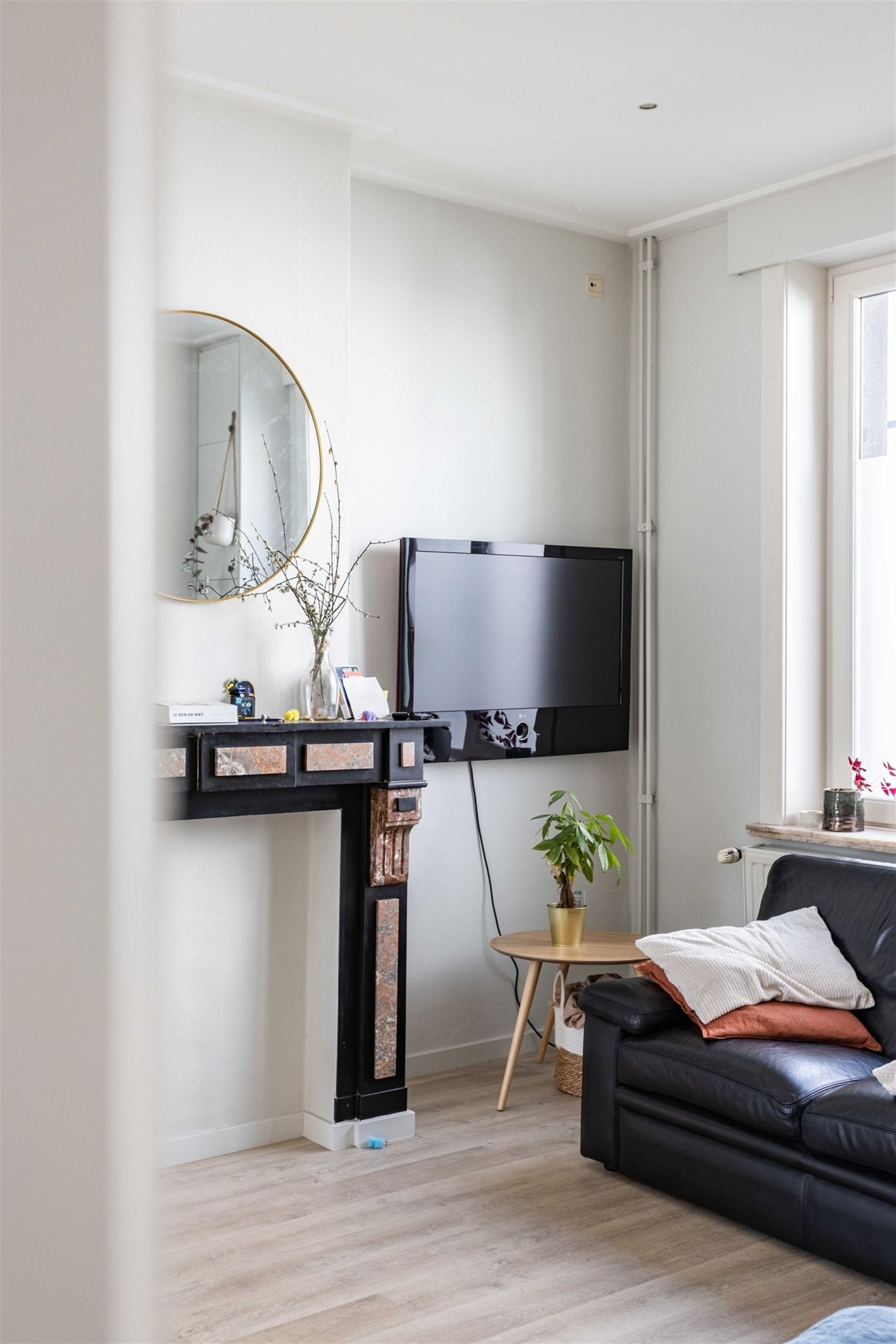 In de gegeerde Maria van Boergondiëstraat bevindt zich deze karaktervolle stadswoning met 165 m² bewoonbare oppervlakte. De woning combineert ruimte...