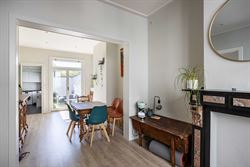 In de gegeerde Maria van Boergondiëstraat bevindt zich deze karaktervolle stadswoning met 165 m² bewoonbare oppervlakte. De woning combineert ruimte...
