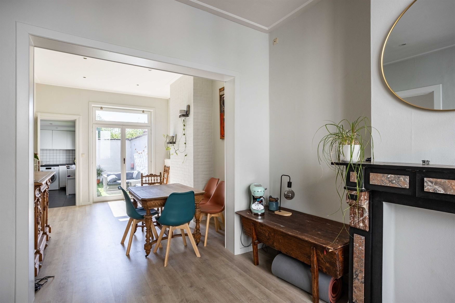 In de gegeerde Maria van Boergondiëstraat bevindt zich deze karaktervolle stadswoning met 165 m² bewoonbare oppervlakte. De woning combineert ruimte...