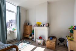 In de gegeerde Maria van Boergondiëstraat bevindt zich deze karaktervolle stadswoning met 165 m² bewoonbare oppervlakte. De woning combineert ruimte...