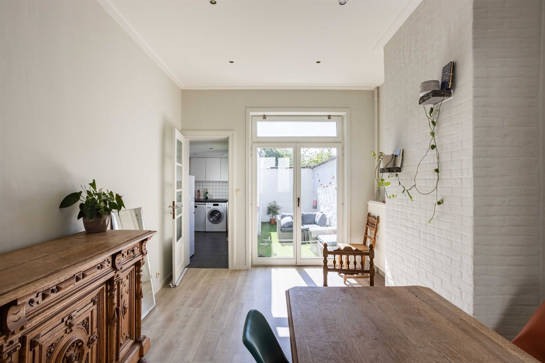 In de gegeerde Maria van Boergondiëstraat bevindt zich deze karaktervolle stadswoning met 165 m² bewoonbare oppervlakte. De woning combineert ruimte...