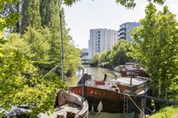 In de gegeerde Maria van Boergondiëstraat bevindt zich deze karaktervolle stadswoning met 165 m² bewoonbare oppervlakte. De woning combineert ruimte...