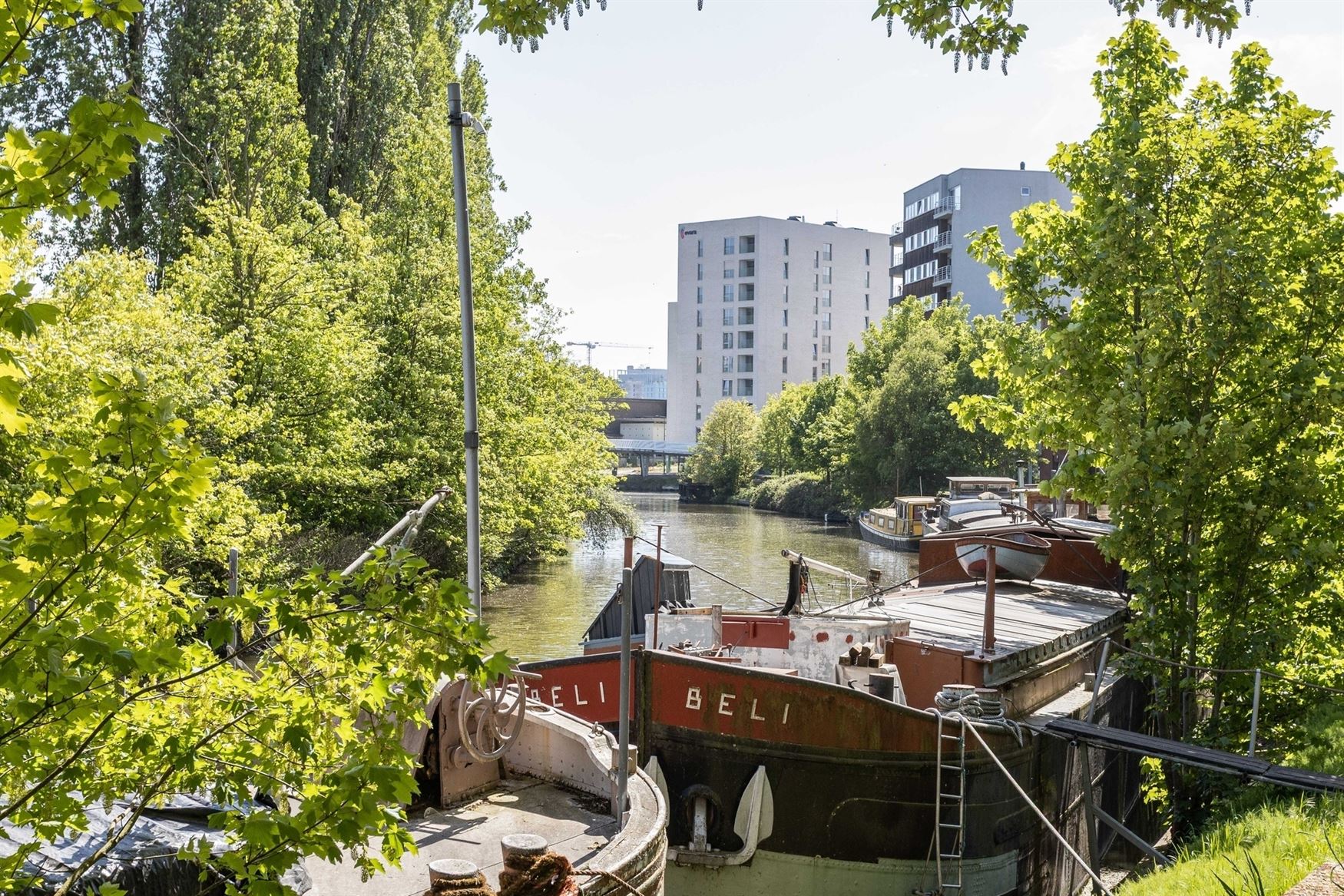In de gegeerde Maria van Boergondiëstraat bevindt zich deze karaktervolle stadswoning met 165 m² bewoonbare oppervlakte. De woning combineert ruimte...