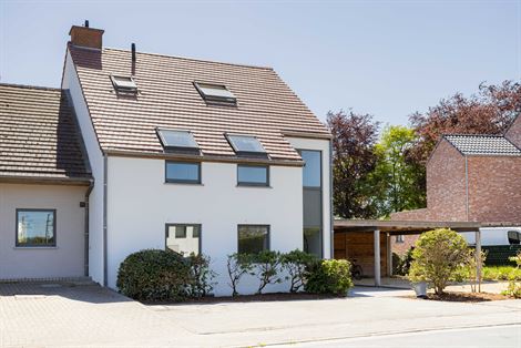 Wonen met ruimte, rust en een uitzicht dat nooit verveelt. In de Bellemstraat te Aalter bevindt zich dit volledig kwalitatief gerenoveerde gelijkvloer...