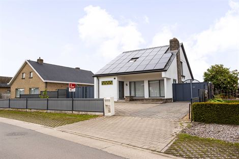 Ruimte. Rust. En wonen met vrijheid.
In het groene Lievegem, tussen de velden en prachtige fiets- en wandelroutes, bevindt zich deze ruime en eigenti...
