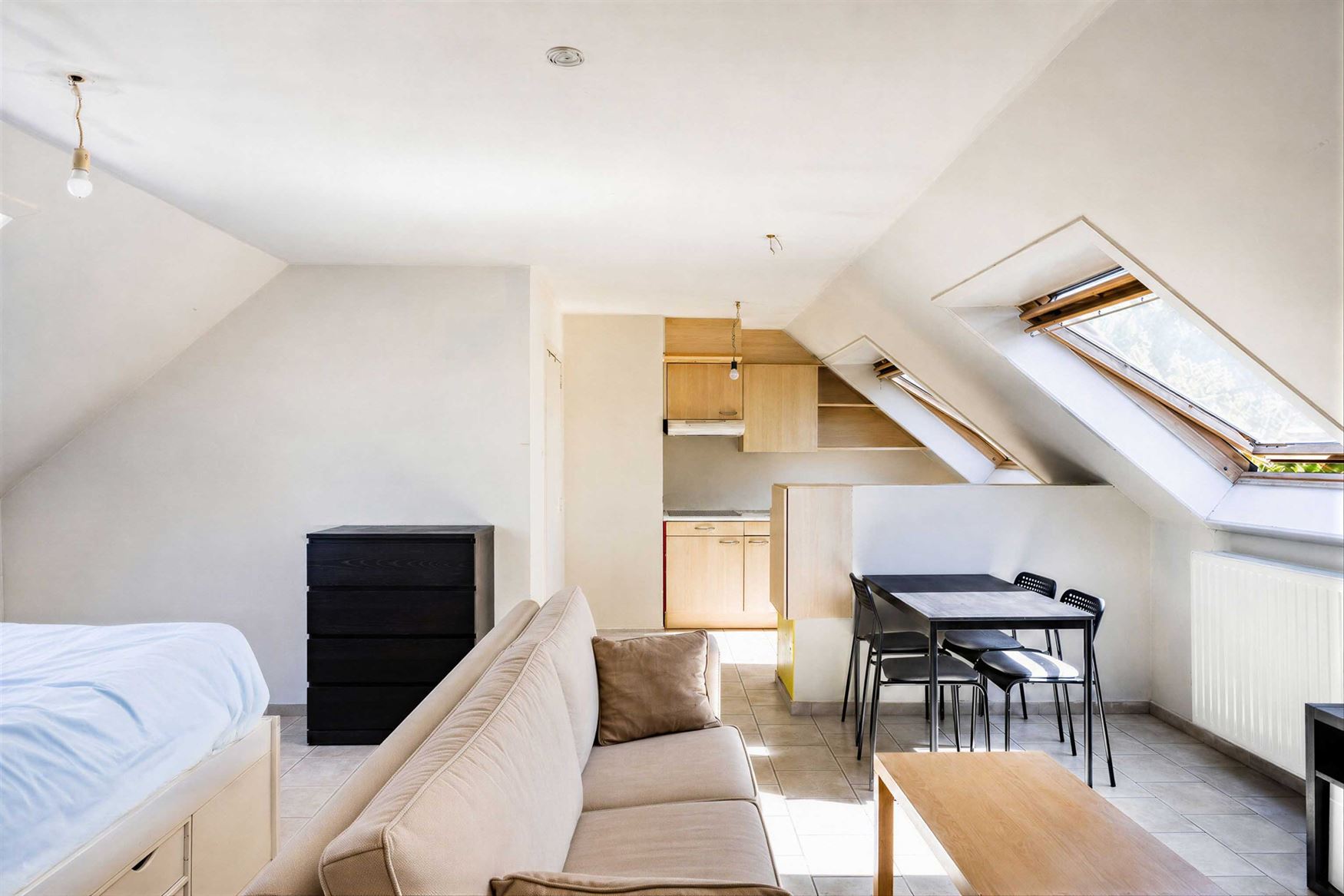 Slim investeren begint met een pand dat meteen opbrengt. Deze verzorgde studio in de Bellemstraat te Aalter is momenteel verhuurd en vormt daardoor ee...